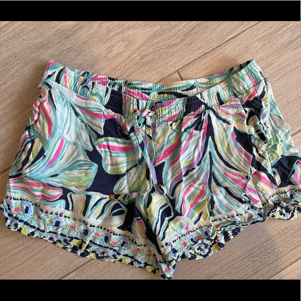 Lilly Pulitzer Tie waist shorts. Medium.